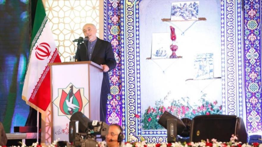 El jefe de la Organización de Energía Atómica de Irán (OEAI), Ali Akbar Salehi, ofrece un discurso en la ciudad iraní de Qazvin, 11 de noviembre de 2018.