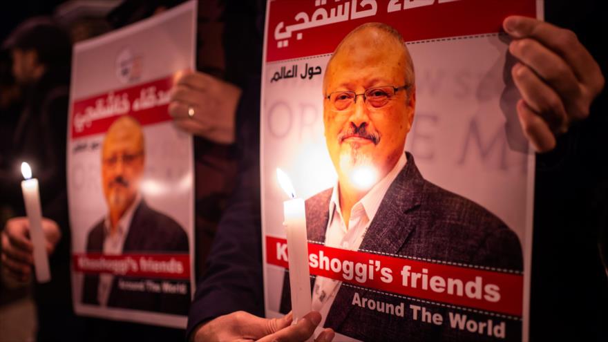 Manifestantes turcos sostienen carteles con imágenes del periodista saudí Jamal Khashoggi, en Estambul (Turquía), 25 de octubre de 2018. (Foto: AFP)