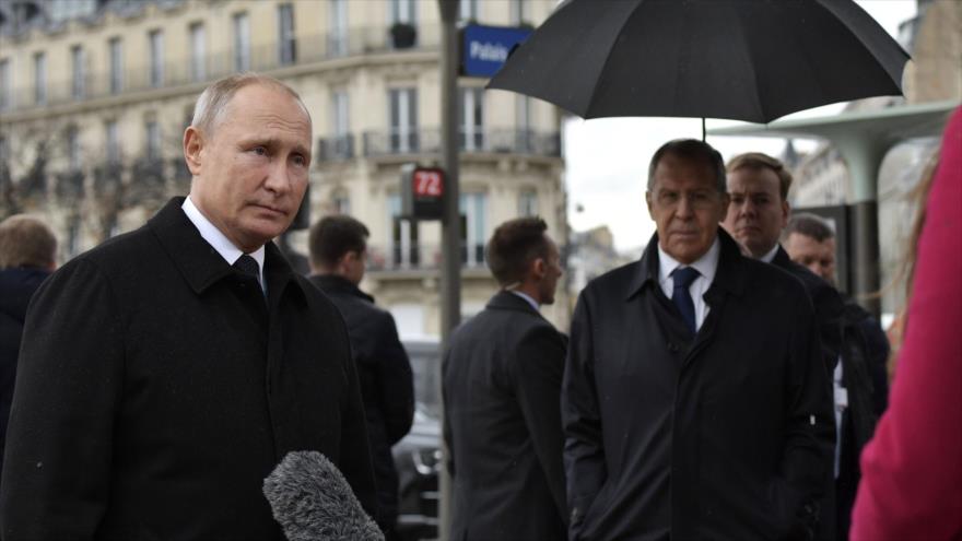 El presidente ruso, Vladimir Putin (izq.), habla con la prensa en París, capital francesa, 11 de noviembre de 2018. (Foto: AFP)