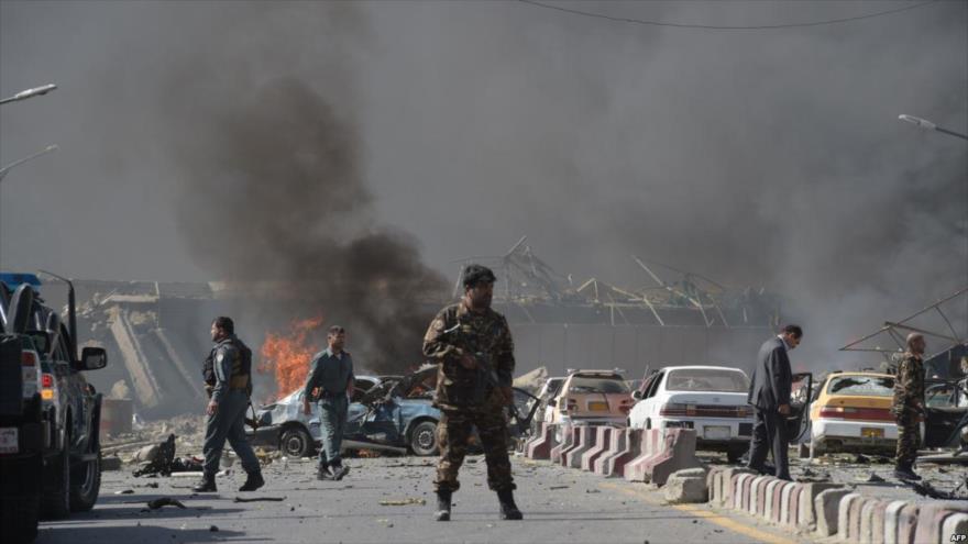 Un soldado afgano anda por el lugar de la explosión de una bomba en Kabul, la capital.