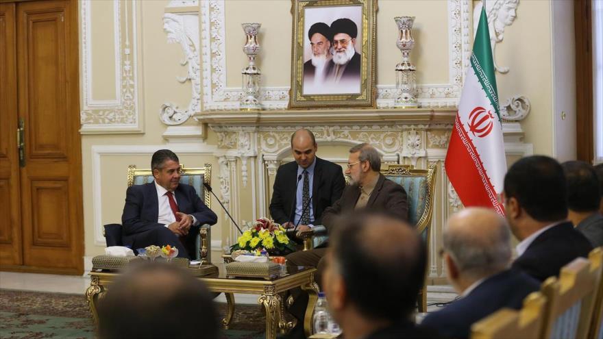 El presidente del Parlamento iraní, Ali Lariyani (dcha.), y el exvicecanciller alemán Sigmar Gabriel, Teherán, 12 de noviembre de 2018. (Foto: ICANA)