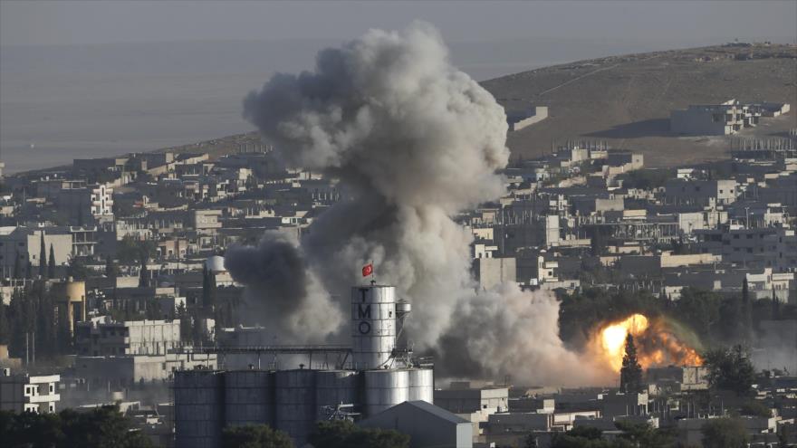 Columna de humo producida tras un ataque de la llamada coalición liderada por EE.UU. contra la ciudad siria de Kobani. (Foto: Reuters)