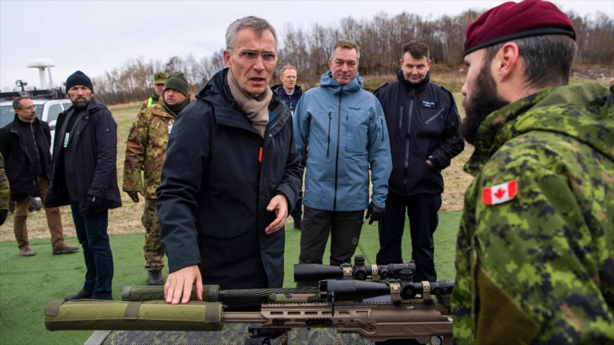 El secretario general de la Organización del Tratado del Atlántico Norte (OTAN), Jens Stoltenberg, se reúne con soldados de Canadá, 30 de octubre de 2018.