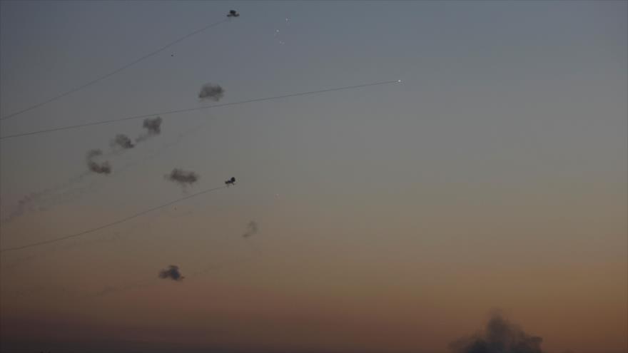 La foto muestra el momento en que el sistema antimisiles israelí Cúpula de Hierro intercepta misiles de HAMAS, 12 de noviembre de 2018. (Foto: AFP)