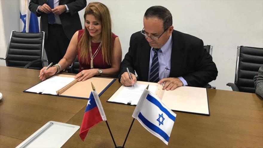 La subsecretaria de Telecomunicaciones de Chile, Pamela Gidi, y el ministro de telecomunicaciones israelí, Ayoob Kara, firman un acuerdo, Tel Aviv, 13 de noviembre de 2018.