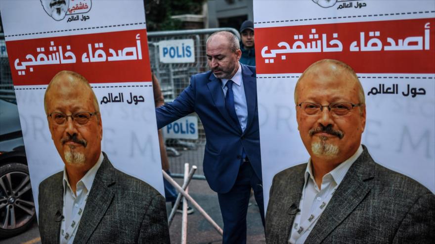 Cartel del periodista Jamal Khashoggi frente al consulado saudí en Estambul, 25 de octubre de 2018. (Foto: AFP)