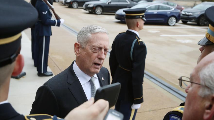 El Secretario de Defensa de EE.UU., James Mattis, habla con los periodistas, Arlington, Virginia, 13 de noviembre de 2018. (Foto: AFP)