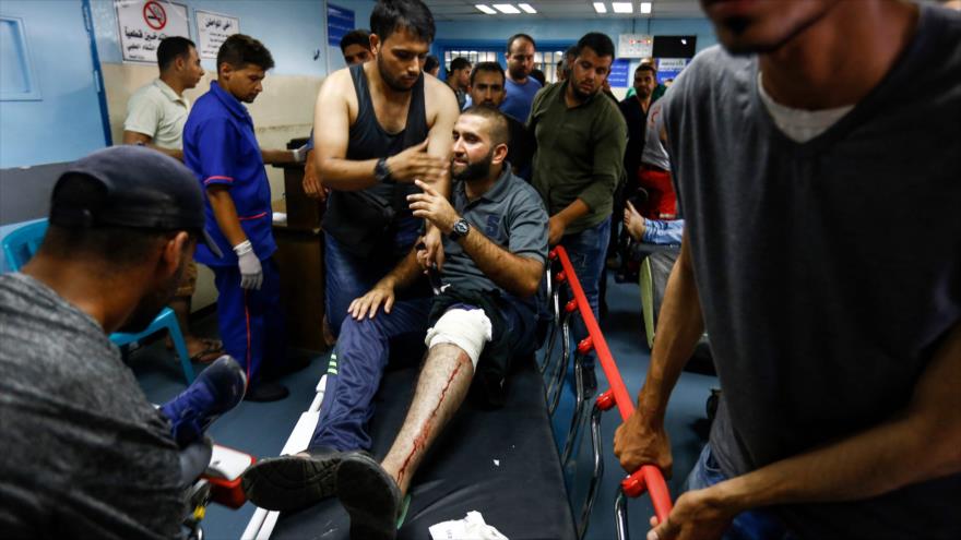 Un palestino herido en un ataque aéreo israelí recibe atención médica en la hospital de Al Shifa, en Gaza, 14 de julio de 2018. (Foto: AFP)