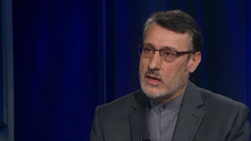 El embajador persa en el Reino Unido, Hamid Baidineyad, durante una entrevista con el canal estadounidense CNN, 13 de noviembre de 2018.