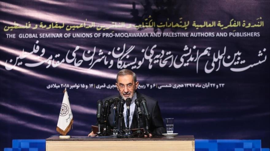 El asesor del Líder de Irán para Asuntos Internacionales, Ali Akbar Velayati, (izda.) en un evento en Teherán, 14 de noviembre de 2018. (Foto: ana.ir)
