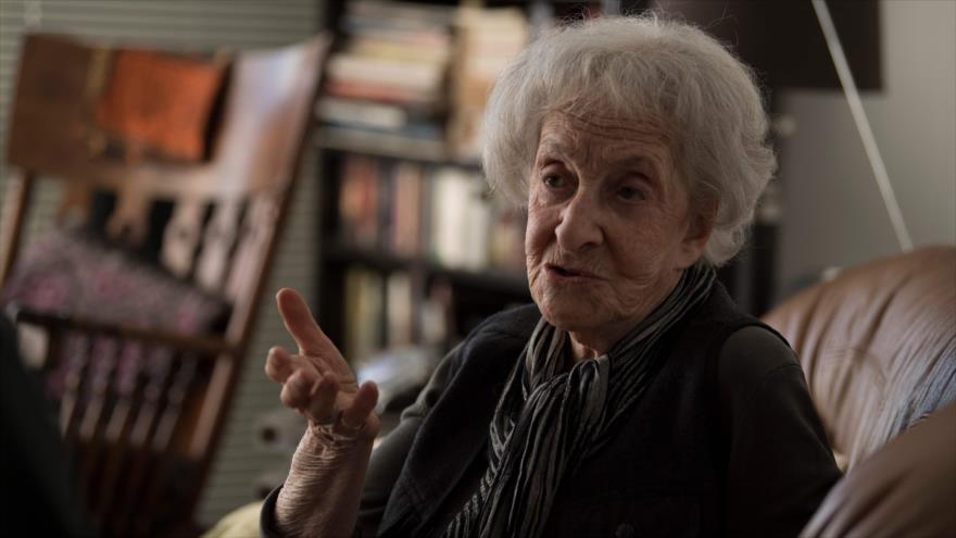 La poeta uruguaya Ida Vitale ofrece una entrevista a la agencia francesa de noticias AFP, 10 de septiembre de 2018. (Foto: AFP)