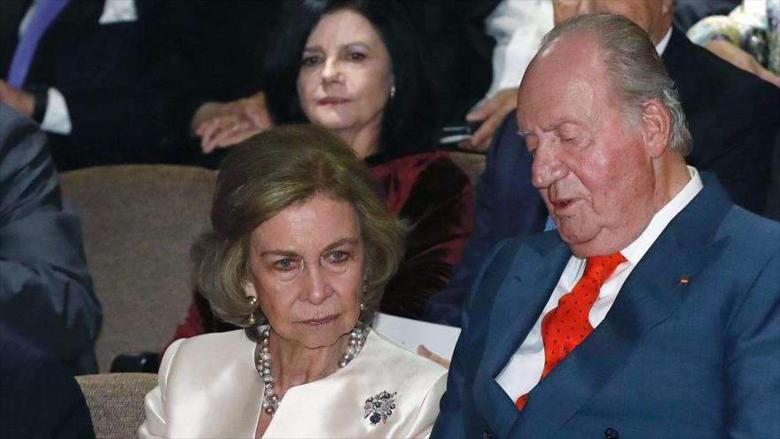 Rey de España, Juan Carlos I (der.) y su consorte, Sofía (izda.) en un concierto, Madrid, España, 2 de noviembre de 2018. (Foto: AFP)
