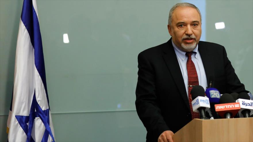 El dimitido ministro de asuntos militares de Israel, Avigdor Lieberman, habla con la prensa en Al-Quds (Jerusalén), 14 de noviembre de 2018. (Foto: AFP)