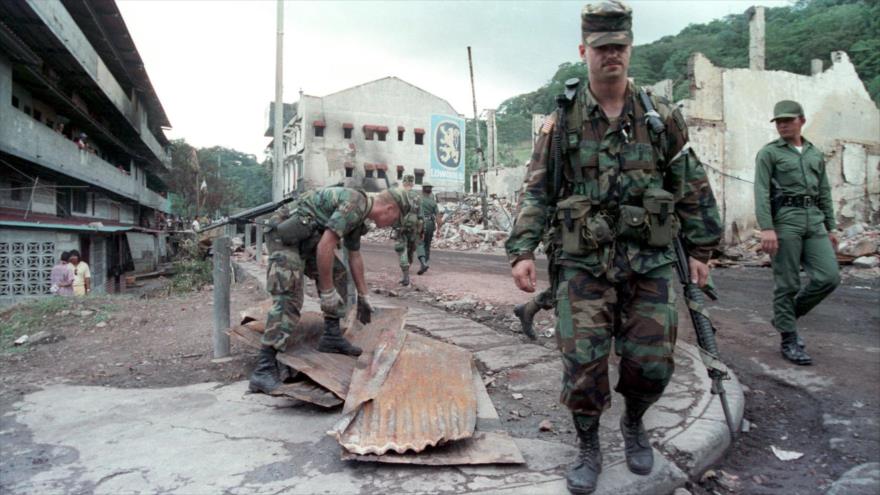 Soldados estadounidenses recorren las calles de la capital panameña durante la invasión a ese país en 1989.