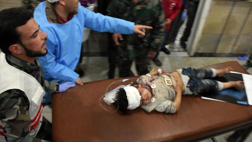 Un niño herido en un ataque contra una caravana de civiles en Al-Rashidin, al oeste de Alepo (norte de Siria), 15 de abril de 2017. (Foto: AFP)