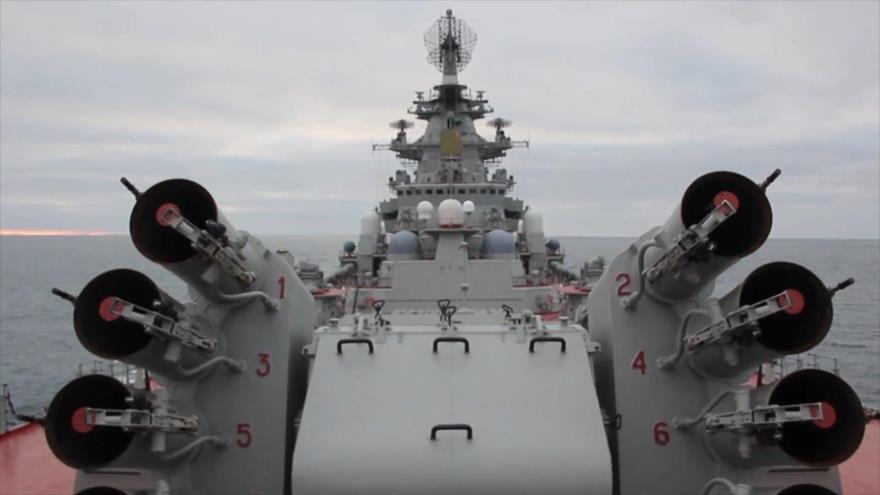 Crucero nuclear ruso Pyotr Velikiy realiza una maniobra marítima