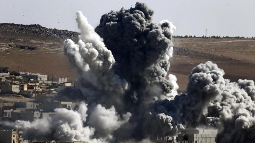 Momento del ataque aéreo de la coalición anti-Daesh en territorio sirio.