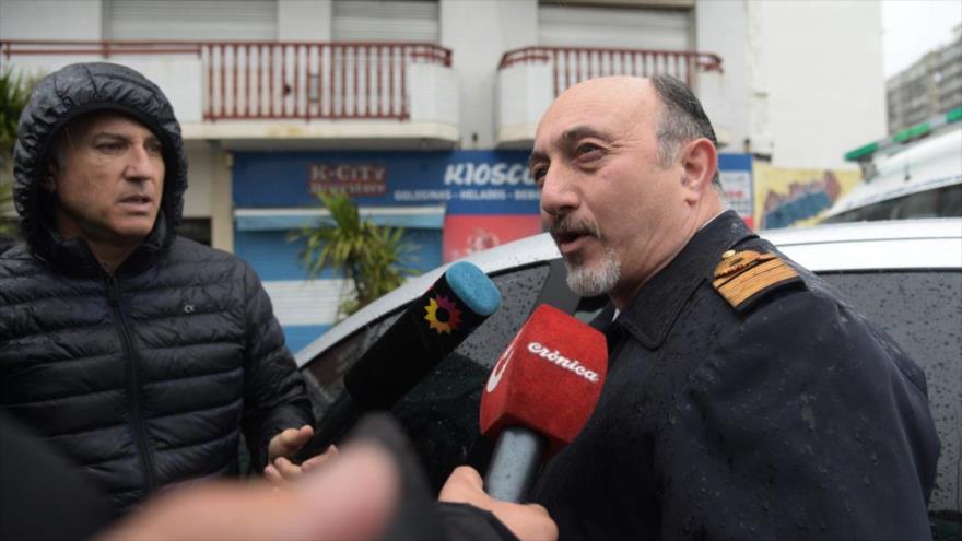 El jefe de la base naval de Mar del Plata, Gabriel Attis, habla con la prensa en la provincia de Buenos Aires, 17 de noviembre de 2018. (Foto: AFP)