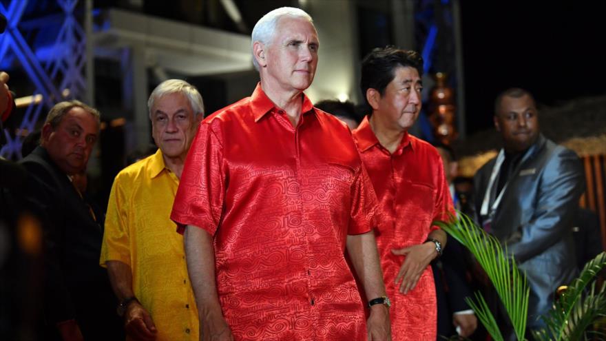 El vicepresidente de EE.UU., Mike Pence (centro), en el Foro APEC de Papúa Nueva Guinea, 17 de noviembre de 2018. (Foto: AFP)