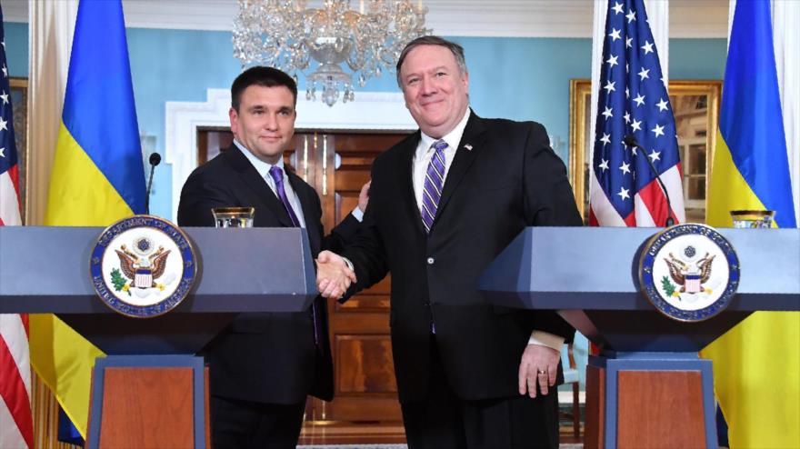 El secretario de Estado de EE.UU., Mike Pompe (dcha.), y su homólogo de Ucrania, Pavlo Klimkin, 16 de noviembre de 2018, Washington (EE.UU.)