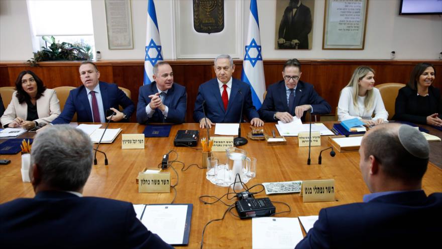 El primer ministro de Israel, Benjamín Netanyahu, (centro) en la reunión del consejo de ministros israelí en Al-Quds (Jerusalén), 18 noviembre de 2018. (Foto: AFP)