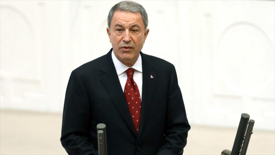 El ministro de Defensa de Turquía, Hulusi Akar, da un discurso en Ankara, la capital turca, 10 de julio de 2018. (Foto: AFP)