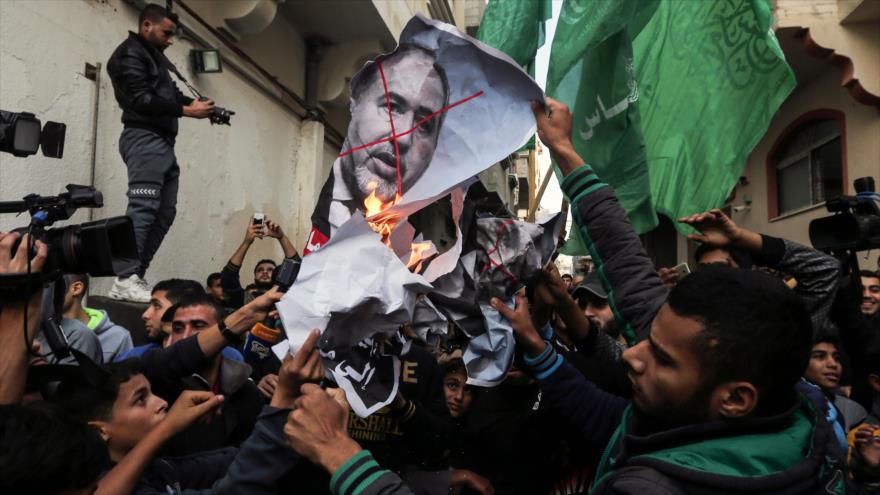 Palestinos festejan dimisión del ministro israelí de asuntos militares, Avigdor Lieberman, y queman su foto, Gaza, 14 de noviembre de 2018. (Foto: AFP)