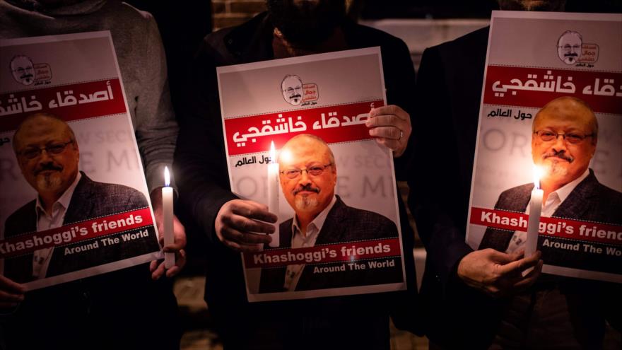 Manifestantes turcos sostienen carteles del periodista saudí Jamal Khashoggi, 25 de octubre de 2018. (Foto: AFP)