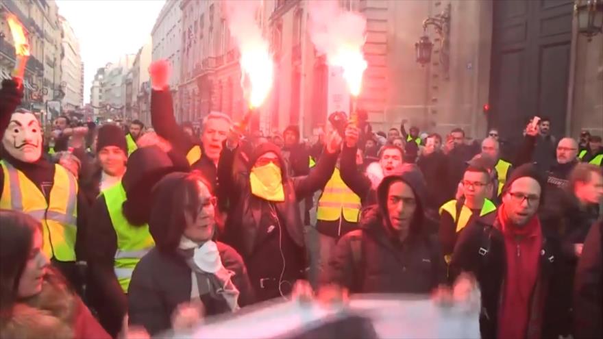 Franceses continúan por segundo día protestas antigubernamentales