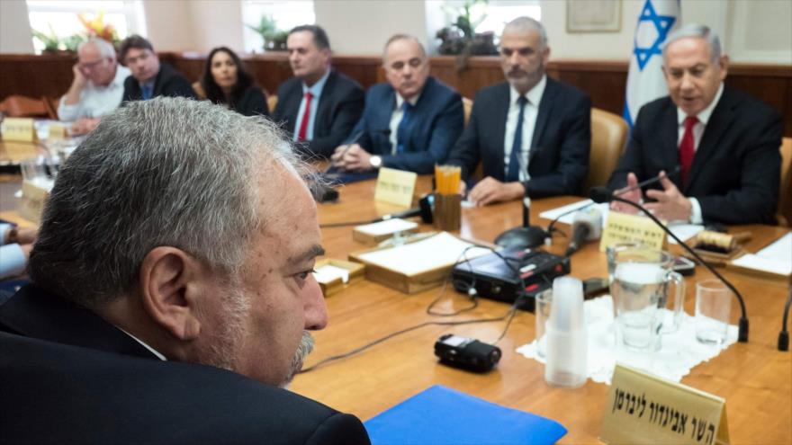 Primer ministro israelí, Benjamín Netanyahu (dcha.), y Avigdor Lieberman, en una reunión en Al-Quds (Jerusalén), 10 de junio de 2018. (Foto: AFP)