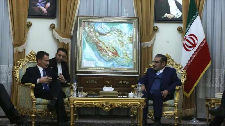 El secretario del Consejo Supremo de Seguridad Nacional de Irán, Ali Shamjani (dcha.), reunido con el canciller británico, Jeremy Hunt, 19 de noviembre de 2018.