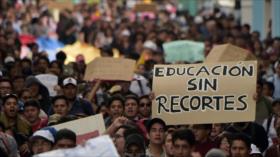 Universitarios ecuatorianos protestan por recortes a la educación
