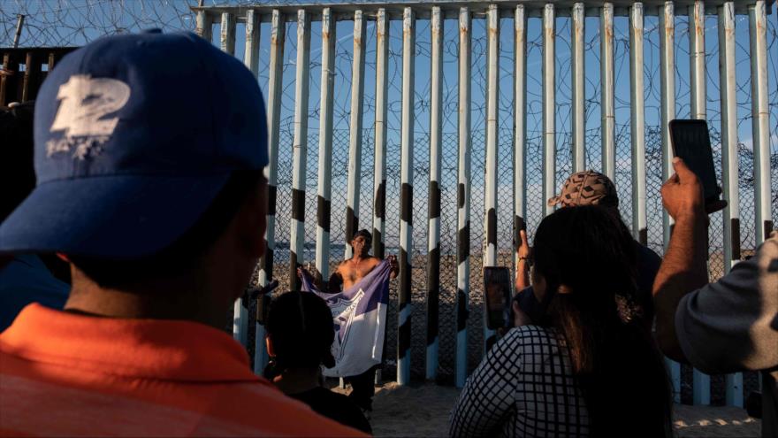 Migrante hondureño afronta el muro fronterizo de EE.UU. con México en Tijuana, 18 de noviembre de 2018. (Foto: AFP)