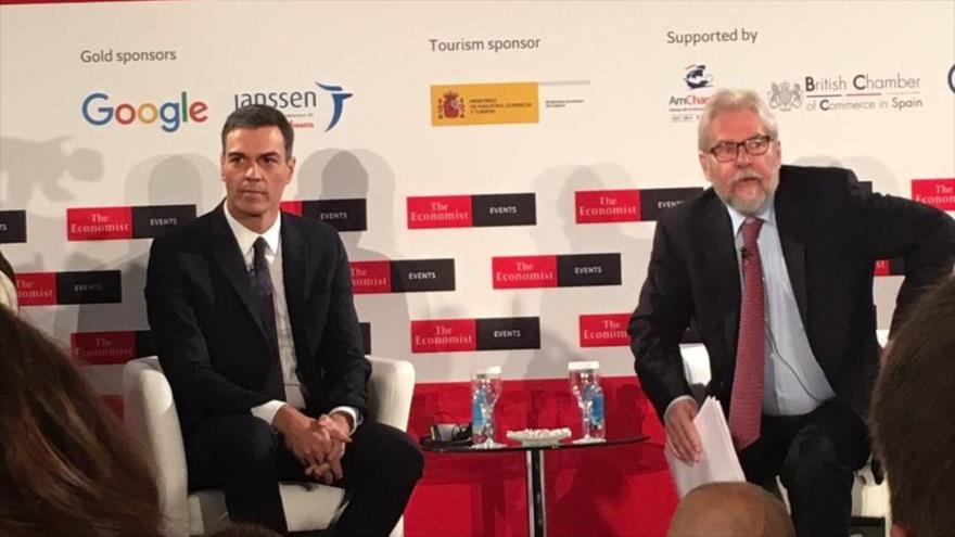 El presidente del Gobierno de España, Pedro Sánchez, (izda.) en un acto de la revista The Economist celebrado en Madrid, 20 de noviembre de 2018.