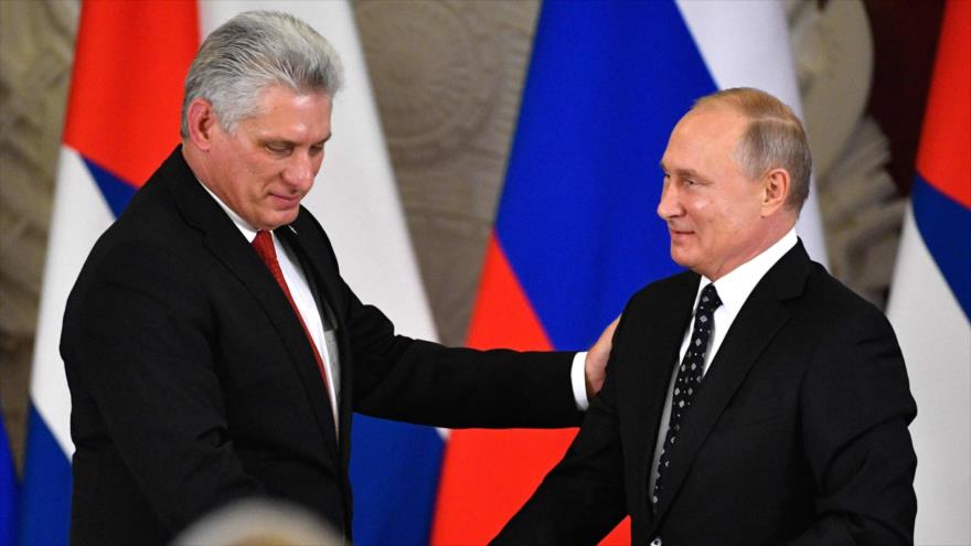 El presidente ruso, Vladimir Putin (dcha.), saluda a su homólogo cubano, Miguel Díaz-Canel, en Moscú, 2 de noviembre de 2018. (Foto: AFP)