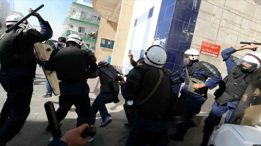 Agentes de la Policía bareiní reprimen a los manifestantes en Manama, la capital de Baréin.