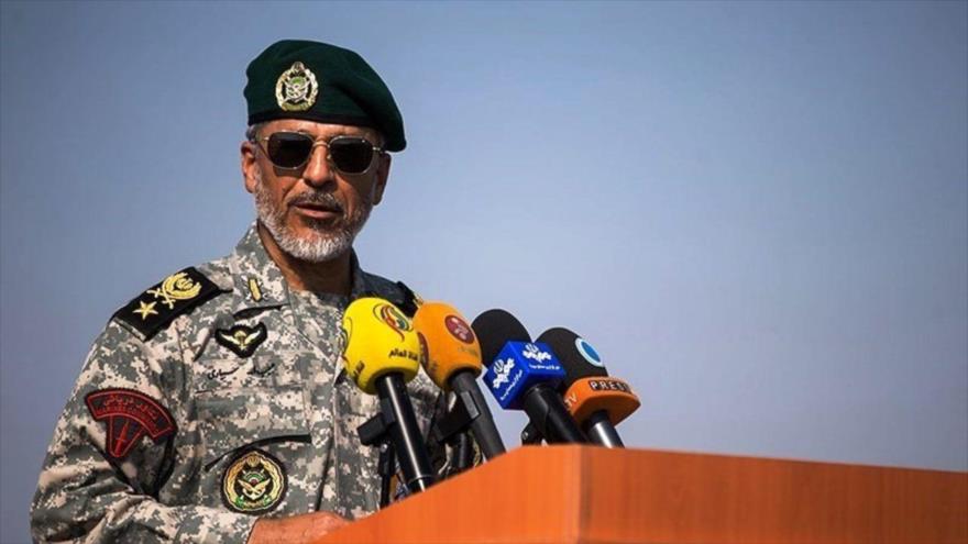 El coordinador adjunto del Ejército iraní, el contralmirante Habibolá Sayari, habla durante un acto en Teherán (la capital persa).