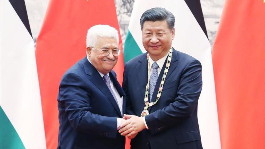 El presidente chino, Xi Jinping (dcha.), le estrecha la mano a su par palestino, Mahmud Abás, en Pekín, 18 de julio de 2017. (Foto: AFP)