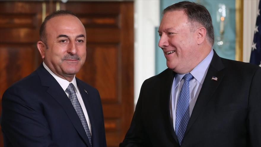 El canciller turco, Mevlut Cavusoglu (izq.), reunido con el secretario de Estado de EE.UU., Mike Pompeo, en Washington, 20 de noviembre de 2018. (Foto: AFP)