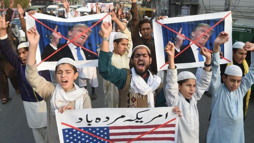 Manifestantes paquistaníes participan en una protesta en Lahore contra los recortes de ayudas de Estados Unidos , 5 de enero de 2018. (Foto: AFP)
