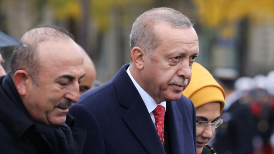 El presidente turco, Recep Tayyip Erdogan (C) después de asistir a una ceremonia en el Arco del Triunfo en París, 11 de noviembre de 2018. Foto: AFP.