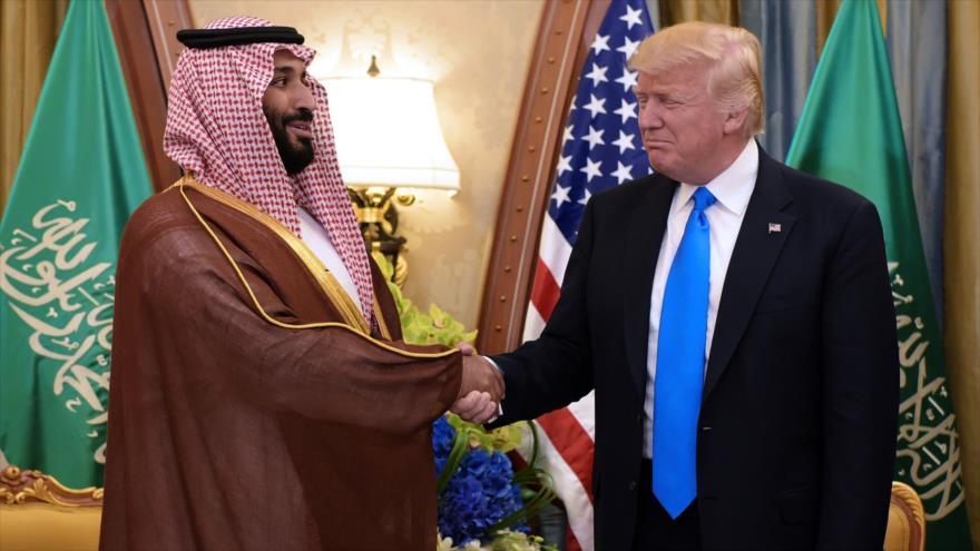 El presidente de EE.UU., Donald Trump (dcha.), le estrecha la mano al príncipe heredero saudí, Muhamad bin Salman Al Saud, 20 de mayo de 2017. (Foto: AFP)