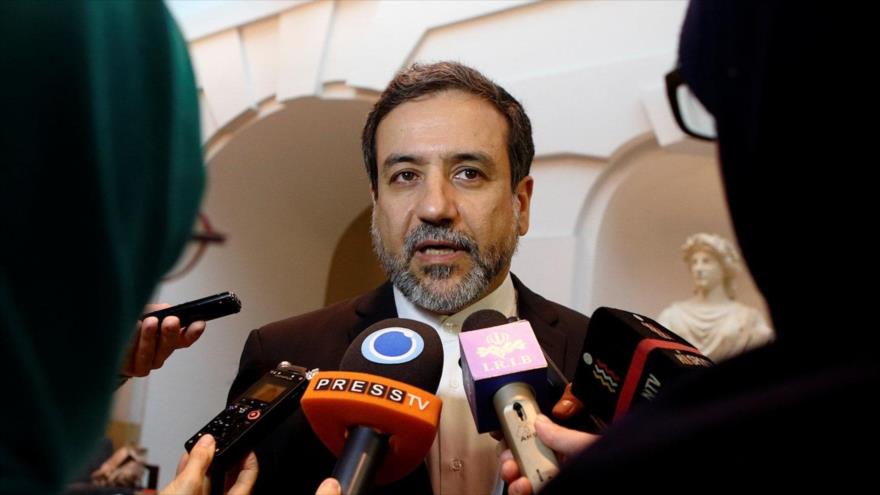 El vicecanciller de Irán para Asuntos Políticos, Seyed Abás Araqchi, habla con los medios de comunicación locales.