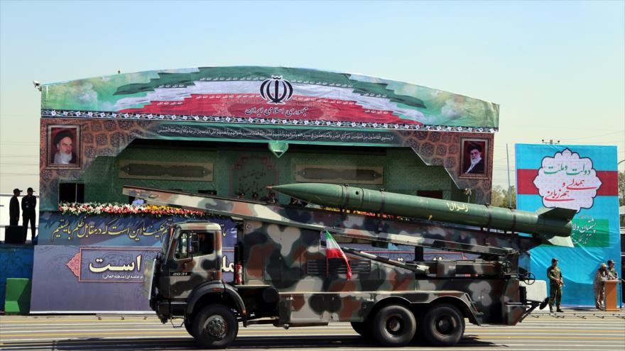 El Ejército de Irán exhibe sus misiles de fabricación nacional durante un desfile militar en Teherán, la capital persa.