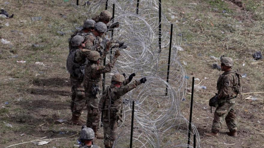 Soldados de EE.UU. colocan alambradas cerca del Puente Internacional McAllen-Hidalgo, estado de Texas, fronterizo con México, 2 de noviembre de 2018.