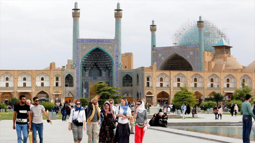 Turistas extranjeros en la histórica ciudad de Isfahán, en el centro de Irán, 29 de octubre de 2018. (Foto: AFP)