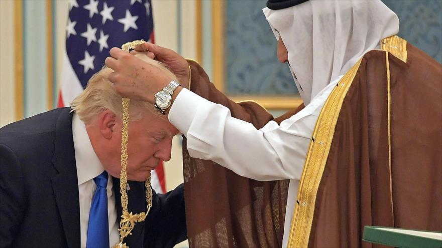 El presidente de EE.UU., Donald Trump, recibe la medalla de la Orden Abdulaziz Al Saud de manos del rey saudí, 20 de mayo de 2017. (Foto: AFP)