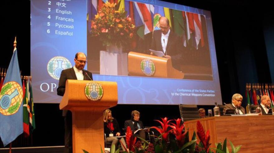 El vicecanciller iraní para Asuntos Legales e Internacionales, Qolam Hosein Dehqani, ofrece un discurso en La Haya, en los Países Bajos. 