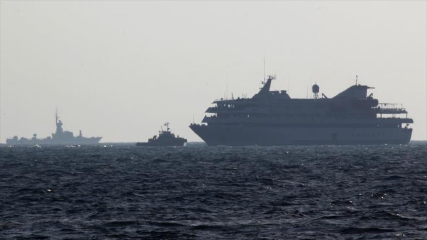 Buques de guerra israelíes rodean el buque Mavi Marmara cerca de las costas de la Franja de Gaza, 31 de mayo de 2010.