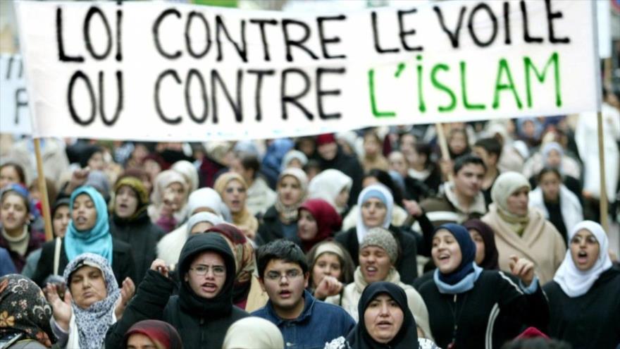 Musulmanes protestan contra brohibición del velo islámico en Estrasburgo, Francia, 20 de diciembre de 2003
